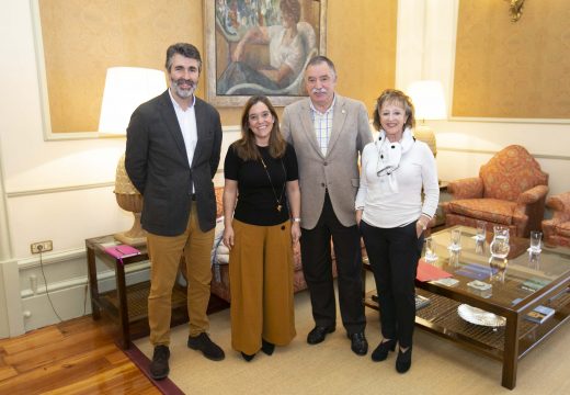 Inés Rey reúnese co alcalde de Oleiros para abordar a continuidade da liña 1A